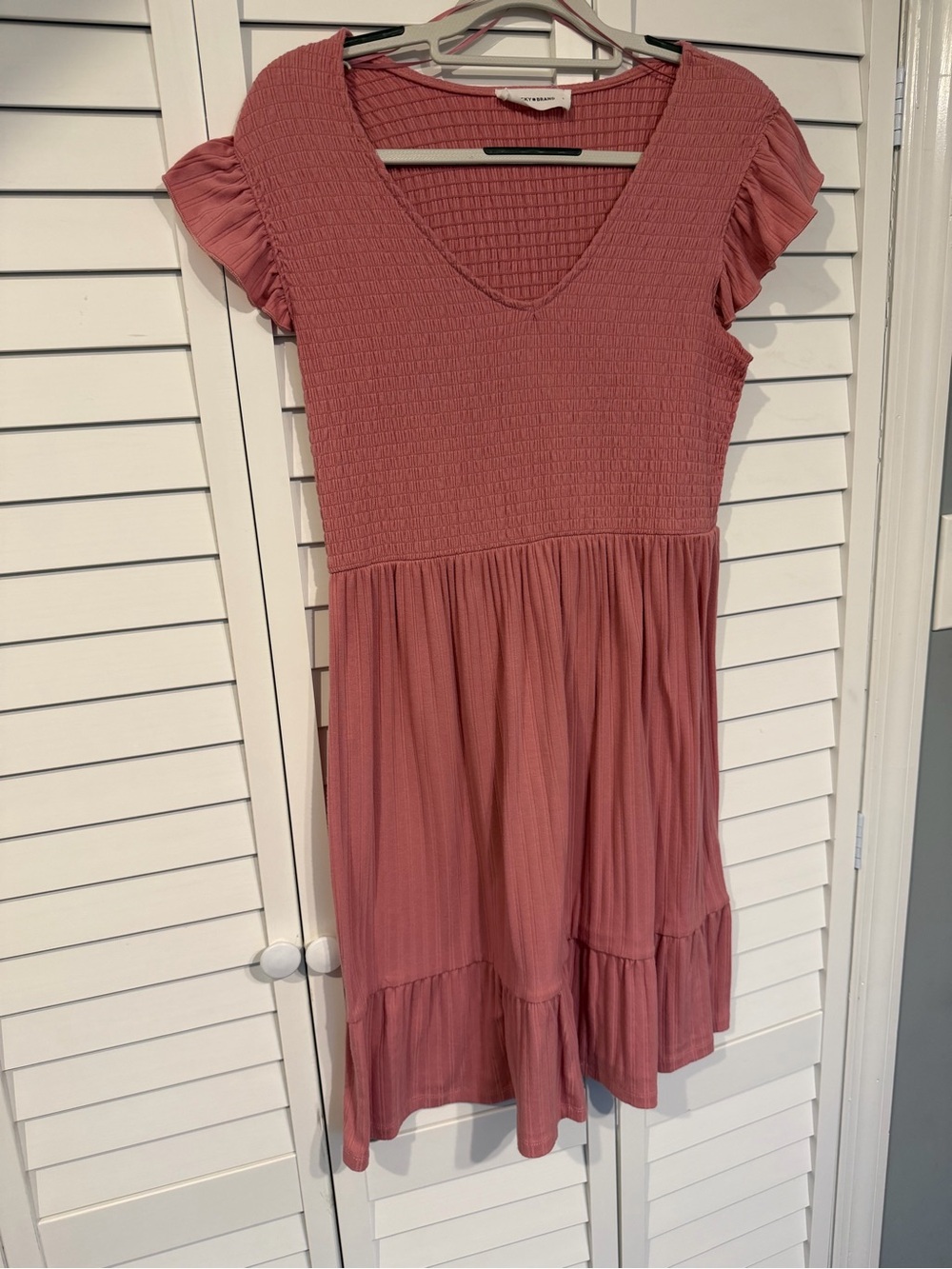 Lucky Brand Rose Pink Smocked V‑Neck Flutter Sleeve Dress